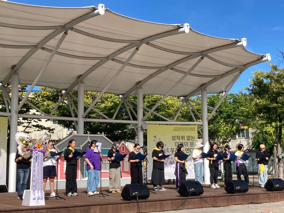 지난 23일 전북 군산 구시청광장에서 열린 ‘2025년 반성착취 여성인권공동행동 민들레순례단 20년 기념 추모문화제’ 현장. ⓒ성매매문제해결을위한전국연대 제공