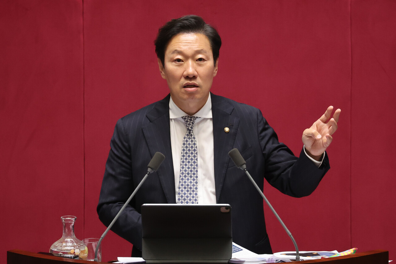 국민의힘 박수민 의원이 26일 국회 본회의에서 정부조직법 수정안에 대한 필리버스터(무제한 토론을 위한 합법적인 의사진행 방해)를 하고 있다. ⓒ연합뉴스