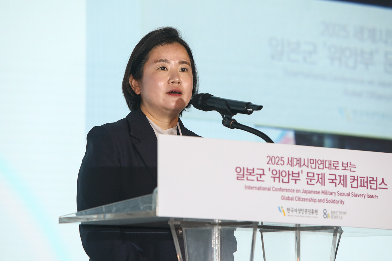 26일 서울 용산구 전쟁기념관 피스앤파크컨벤션에서 열린 일본군 '위안부' 문제 국제 컨퍼런스에서 신보라 한국여성인권진흥원장이 개회사를 하고 있다. ⓒ손상민 사진기자