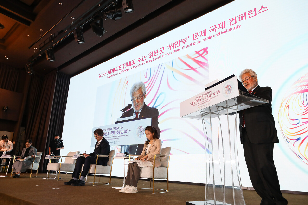 26일 서울 용산구 전쟁기념관 피스앤파크컨벤션에서 열린 일본군 '위안부' 문제 국제 컨퍼런스에서 베리 피셔 플레시먼앤피셔 파트너 변호사가 발표를 하고 있다. ⓒ손상민 사진기자