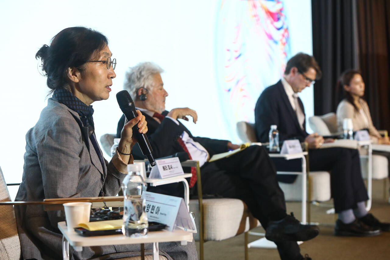 26일 서울 용산구 전쟁기념관 피스앤파크컨벤션에서 열린 일본군 '위안부' 문제 국제 컨퍼런스에서 양현아 서울대학교 법학전문대학원 교수가 사회를 보고 있다. ⓒ손상민 사진기자