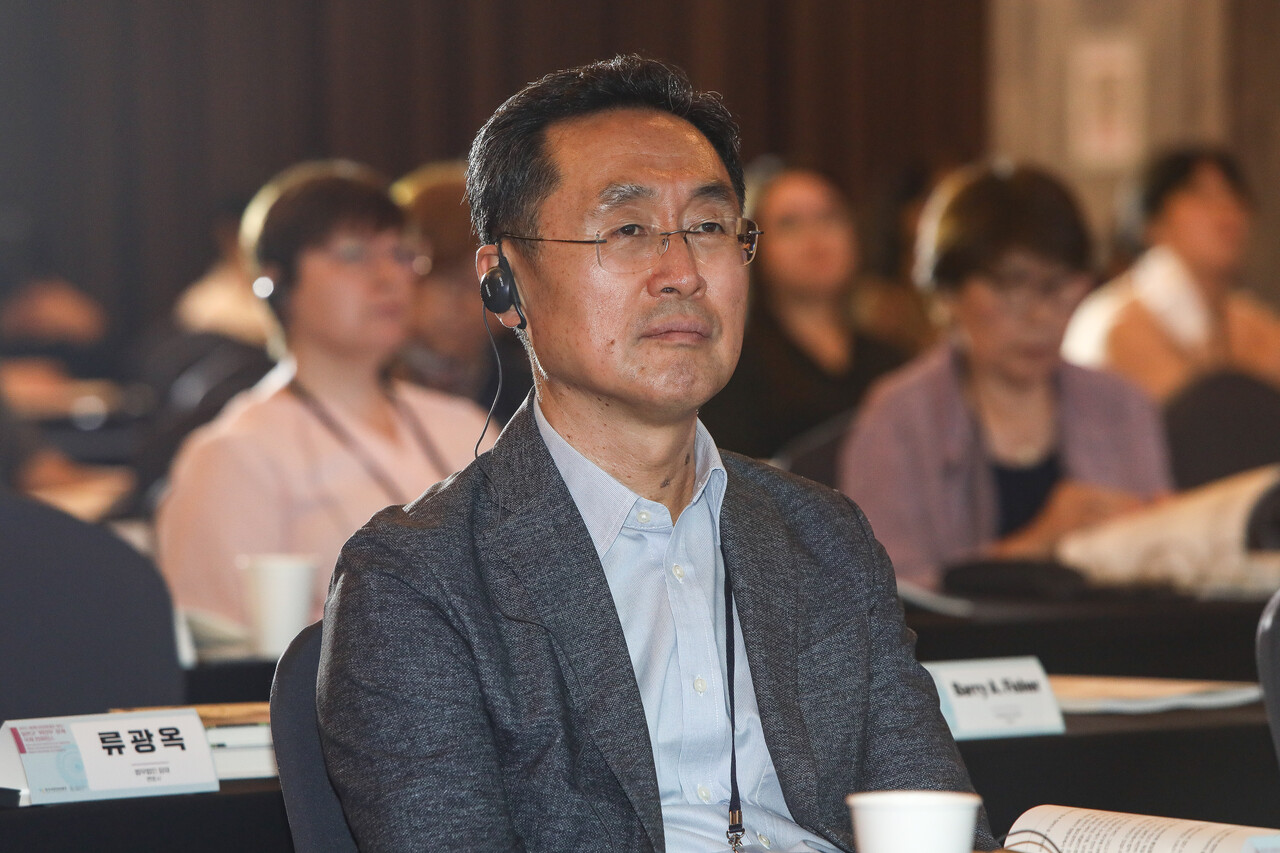 26일 서울 용산구 전쟁기념관 피스앤파크컨벤션에서 열린 일본군 '위안부' 문제 국제 컨퍼런스에서 허광무 일본군 '위안부' 문제연구소 소장이 발표를 듣고 있다. ⓒ손상민 사진기자