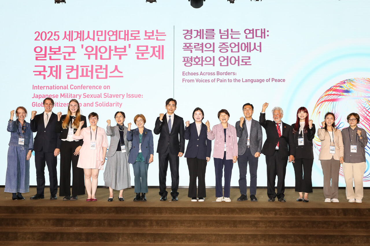 26일 서울 용산구 전쟁기념관 피스앤파크컨벤션에서 열린 일본군 '위안부' 문제 국제 컨퍼런스에서 참여자들이 주먹을 쥔 손을 들고 기념촬영을 하고 있다. ⓒ손상민 사진기자