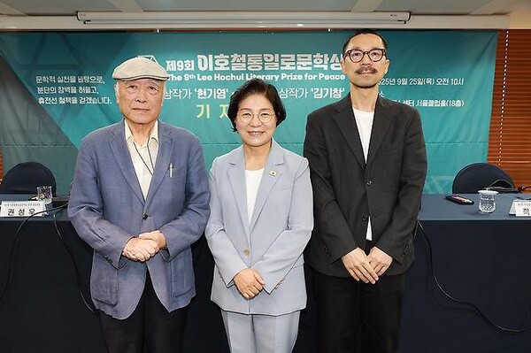 ‘제9회 이호철통일로문학상’ 본상 수상자인 현기영 작가(왼쪽), 특별상 수상자 김기창 작가(오른쪽)가 지난 25일 서울 중구 프레스센터에서 열린 기자간담회 후 김미경 은평구청장과 기념 촬영하고 있다. ⓒ은평구 제공