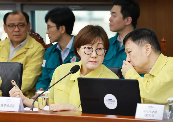 김현지 대통령실 총무비서관(왼쪽)과 임웅순 국가안보실 안보2차장이 8월 21일 서울 용산 대통령실 청사에서 열린 8차 수석·보좌관 회의에 참석해 논의하고 있다. ⓒ연합뉴스