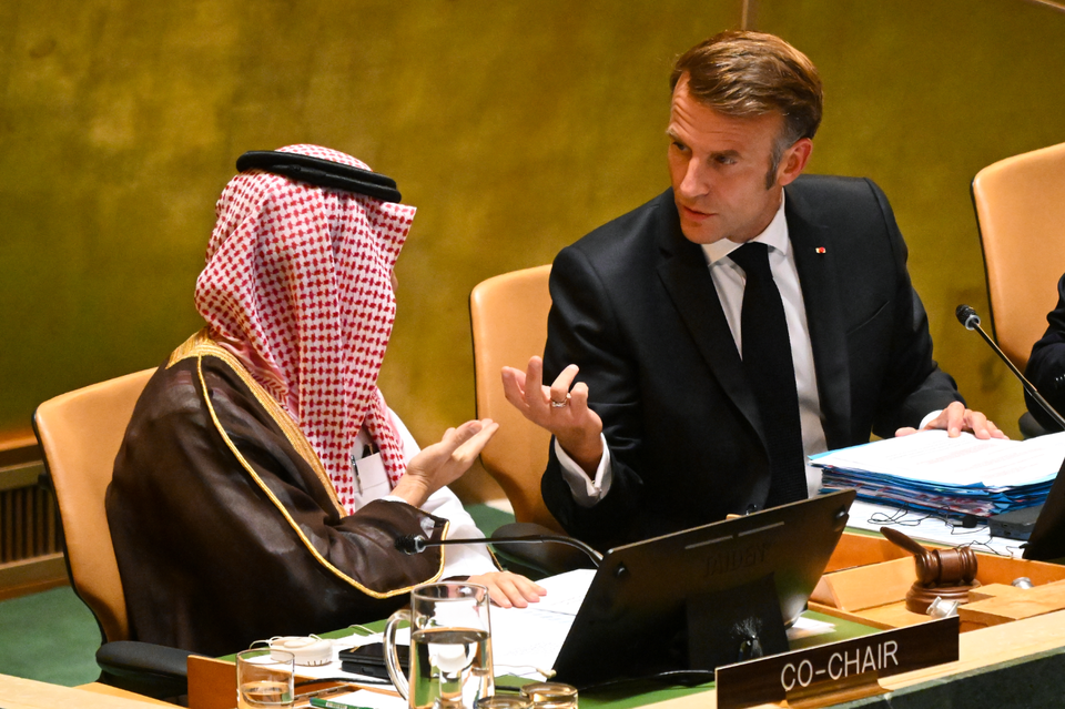 에마뉘엘 마크롱 프랑스 대통령(오른쪽)이 22일(현지시각) 미국 뉴욕의 유엔(UN) 본부에서 열린 팔레스타인 문제의 평화적 해결과 두 국가 해법 이행을 위한 고위급 국제 회의에서 사우디 외무장관 파이살 빈 파르한 왕자(왼쪽)와 대화하고 있다. ⓒEPA 연합뉴스