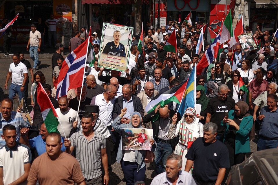 23일(현지시각) 이스라엘이 점령한 서안지구 라말라에서 팔레스타인인들이 팔레스타인 국가 인정을 요구하는 집회를 열고 있다. ⓒ로이터 연합뉴스