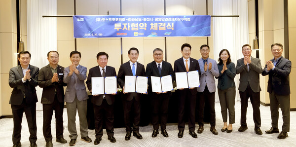 순천 선월지구에 창고형 할인마트 ‘코스트코’ 입점이 확정됐다. 광주·전남 최초 사례다. 전남도와 순천시, 광양만권경제자유구역청은 30일 서울 여의도에서 ㈜코스트코코리아와 순천시 선월지구에 신규 입점을 위한 1020억원의 투자협약(MOU)을 하고 있다.  ⓒ전남도