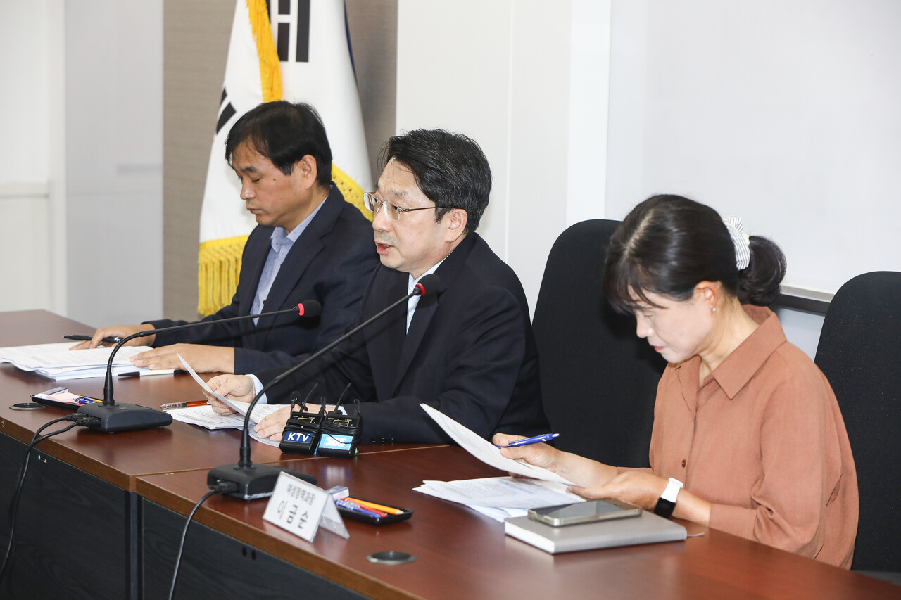 김권영 여성가족부 정책기획관이 30일 서울 종로구 정부서울청사에서 성평등가족부 확대 개편 관련 사후 브리핑을 하고 있다. 이날 브리핑에는 박정식 혁신행정법무담당관과 이금순 여성정책과장도 배석했다. ⓒ손상민 사진기자