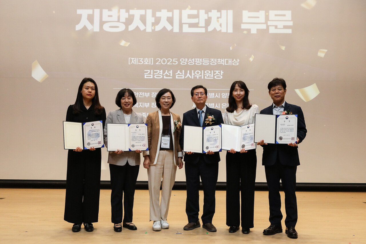 1일 서울 영등포구 국회 의원회관에서 열린 ‘제3회 양성평등정책대상’ 시상식에서 지방자치단체 부문 수상자들이 기념 촬영을 하고 있다. ⓒ손상민 사진기자