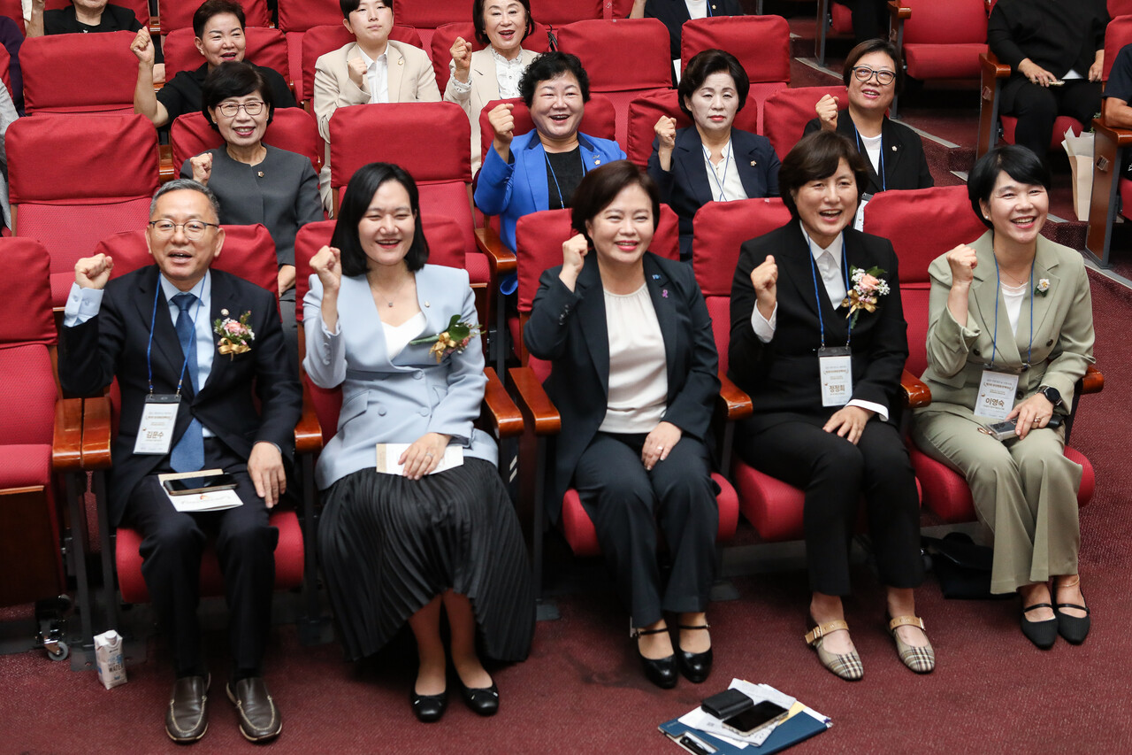 1일 서울 영등포구 국회 의원회관에서 열린 ‘제3회 양성평등정책대상’ 시상식에서 참석자들이 파이팅을 외치고 있다. 왼쪽부터 더불어민주당 김문수 의원, 김남희 의원, 조국혁신당 정춘생 의원, 강서구의회 정정희 의원, 이영숙 지방자치발전소 대표. ⓒ손상민 사진기자