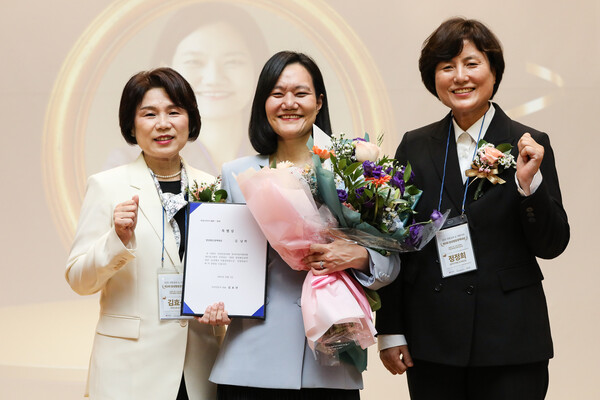 1일 국회 의원회관 대회의실에서 열린  ‘2025 양성평등정책대상’ 시상식에서 김남희 더불어민주당 의원이 특별상을 수상했다. 왼쪽부터 김효선 여성신문 대표, 김남희 더불어민주당 의원, 정정희 전국여성지방의원네트워크 공동대표. ⓒ손상민 사진기자