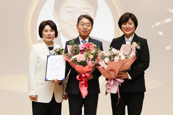 1일 국회 의원회관 대회의실에서 열린 ‘2025 양성평등정책대상’ 시상식에서 최기상 더불어민주당 의원이 특별상을 수상했다. 왼쪽부터 김효선 여성신문 대표, 최기상 더불어민주당 의원, 정정희 전국여성지방의원네트워크 공동대표. ⓒ손상민 사진기자ⓒ손상민 사진기자