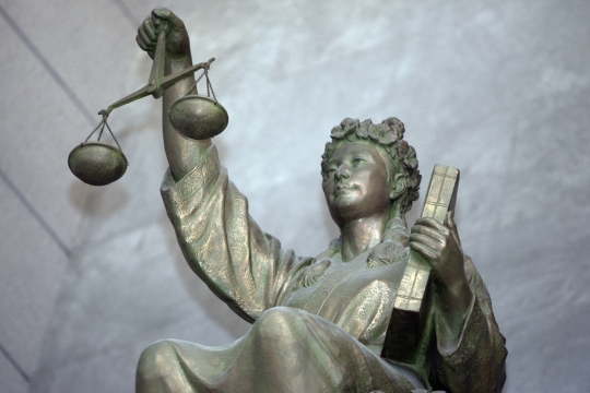 서울 서초동 대법원 청사 내 정의의 여신상. 한 손에는 법전을, 또 다른 한 손에 공정성을 의미하는 저울을 들고 있다. ⓒ여성신문