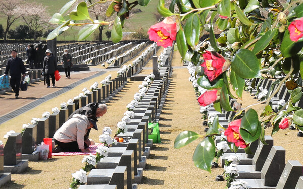 제77주년 4·3희생자 추념일을 하루 앞둔 지난 4월 2일 제주시 봉개동 제주4·3평화공원 행방불명인 묘역에 참배객의 발걸음이 이어지고 있다. 사진은 기사와 직접적 연관이 없음. ⓒ뉴시스