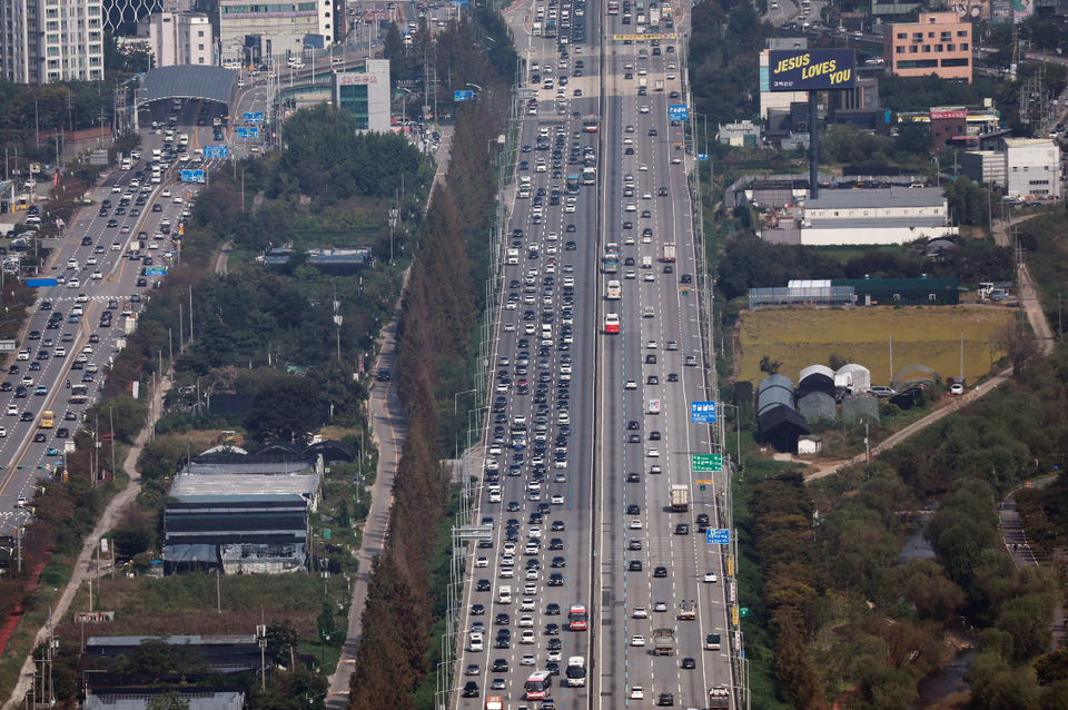 추석 연휴를 하루 앞둔 2일 경찰청 헬기에서 바라본 경기도 용인시 신갈분기점 인근 경부고속도로에서 차량이 오가고 있다. 왼쪽 차선이 부산 방향. ⓒ연합뉴스(항공촬영협조 = 서울경찰청 항공대 김두수 경감, 심동국 경위)