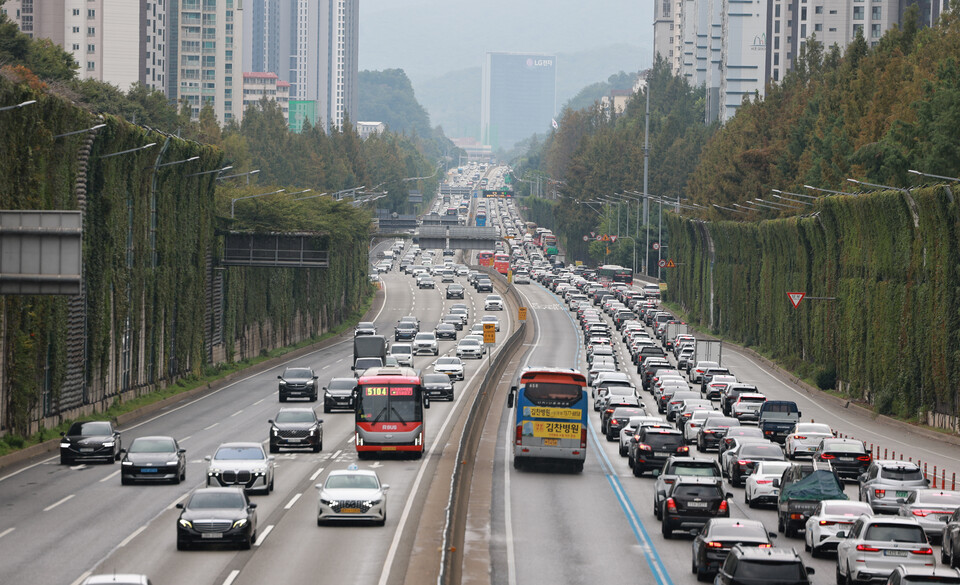 추석 연휴 첫날인 3일 경부고속도로 서울 잠원나들목 인근 하행선이 정체를 빚고 있다. ⓒ연합뉴스