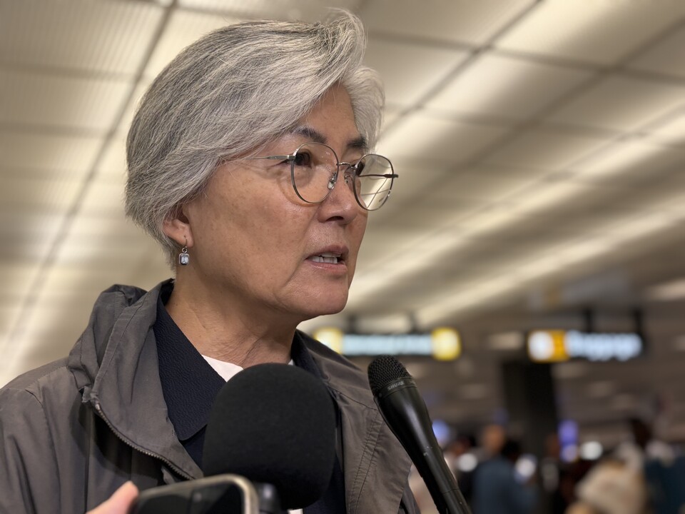 강경화 신임 주한미국대사가 4일(현지시간) 미국 워싱턴DC 인근 덜레스국제공항으로 입국하며 특파원들과 만나 발언하고 있다.  ⓒ뉴시스