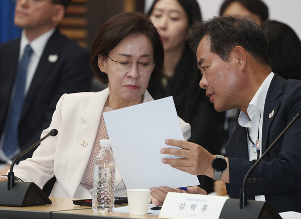 지난 9월 30일 경북 경주시 경상북도문화관광공사에서 열린 2025 APEC 정상회의 준비상황 보고 회의에서 국회 APEC 정상회의 지원 특별위원회 위원인 국민의힘 이인선 의원이 자료를 살펴보고 있다. ⓒ연합뉴스