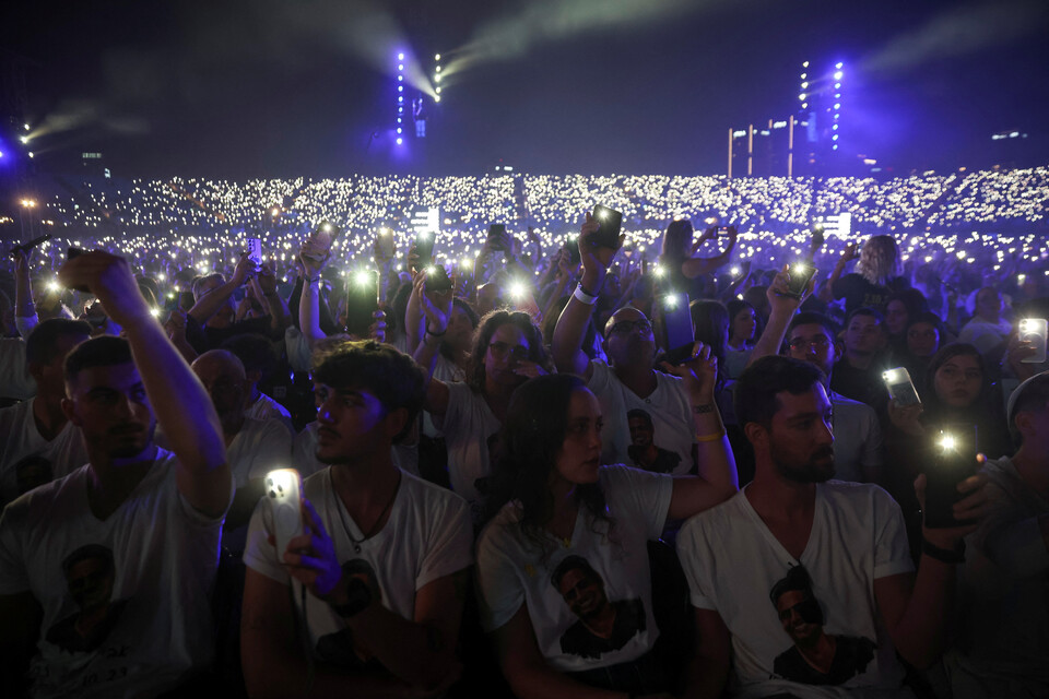 가자전쟁 2년째인 7일(현지시각) 희생자 추모와 인질 석바을 촉구하는 집회가 텔아비브의 야르콘 공원에 열렸다. 집회에는 3만명이 공원을 가득 메웠다. ⓒ로이터 연합뉴스