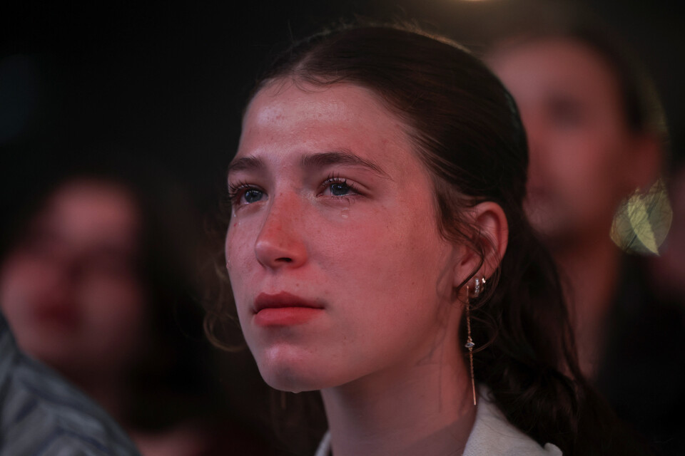 가자전쟁 2년째인 7일(현지시각) 희생자 추모와 인질 석바을 촉구하는 집회가 텔아비브의 야르콘 공원에 열렸다. 한 집회 참석자가 눈물을 흘리고 있다. ⓒ로이터 연합뉴스