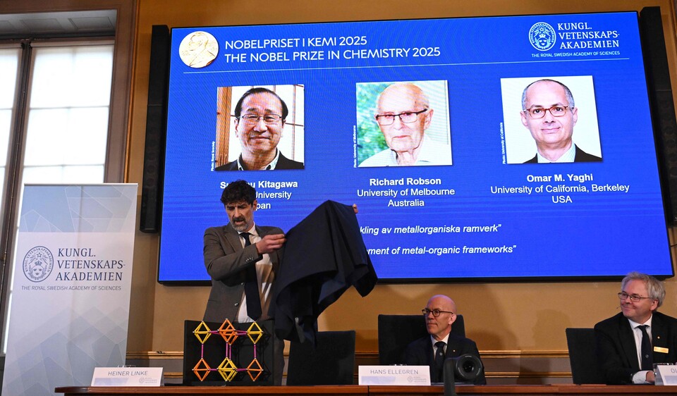 노벨위원회가 2025 노벨 확학상 수상자를 발표하고 있다. 왼쪽부터  기타가와 스스무(74) 일본 교토대 교수, 리처드 롭슨(88) 호주 멜버른대 교수, 오마르 M. 야기(60) 미국 UC버클리대 교수 ⓒAFP 연합뉴스