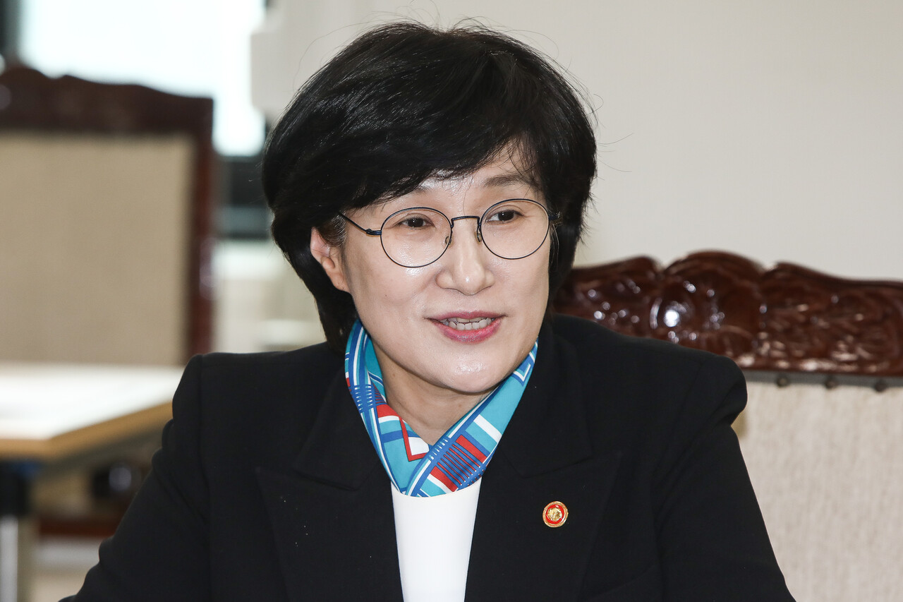 30일 서울 종로구 정부서울청사 13층 회의실에서 열린 고용평등임금공시제 도입을 위한 전문가 포럼에서 원민경 성평등가족부 장관이 발언하고 있다. ⓒ손상민 사진기자