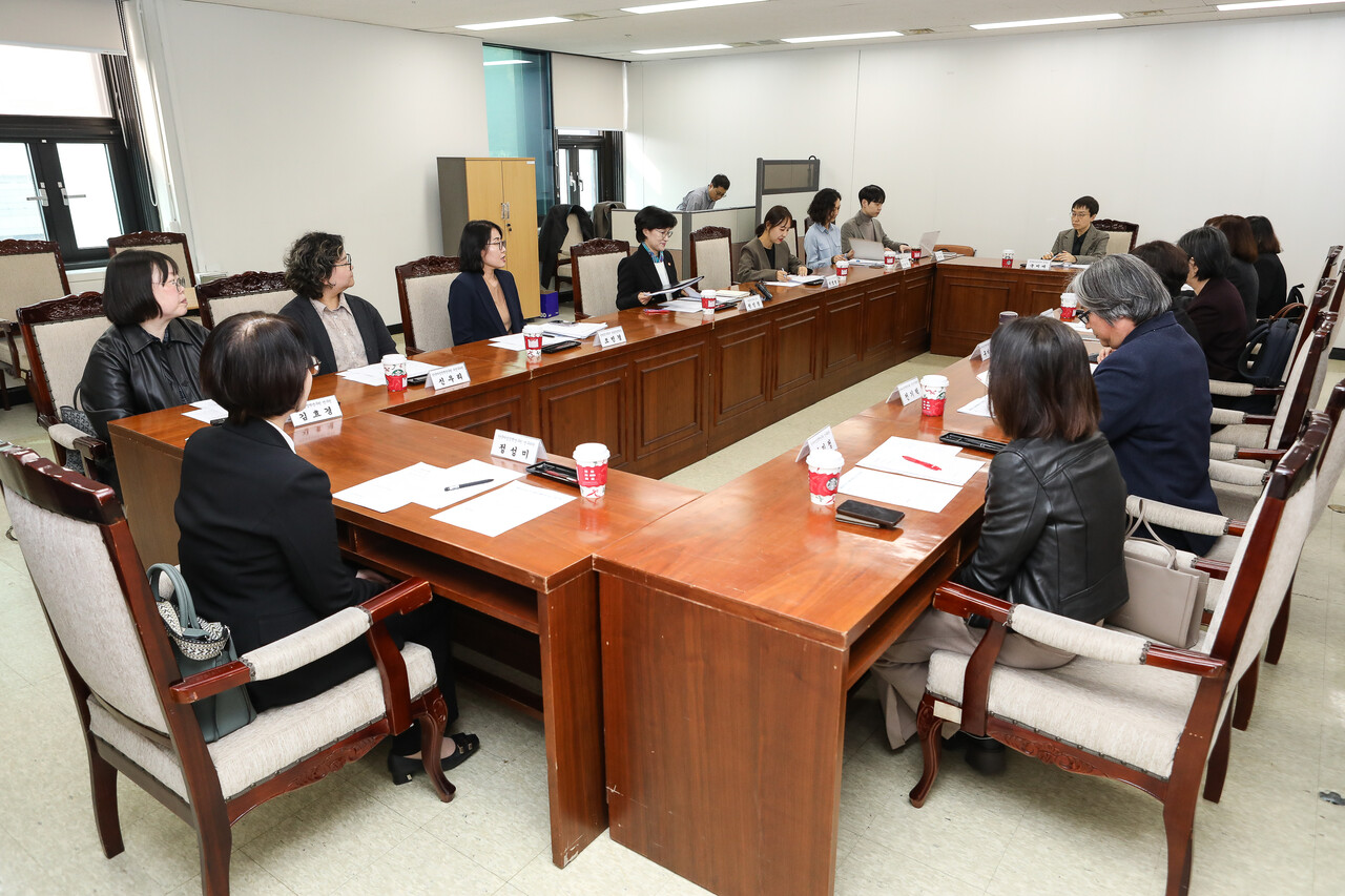 30일 서울 종로구 정부서울청사 13층 회의실에서 열린 고용평등임금공시제 도입을 위한 전문가 포럼. ⓒ손상민 사진기자