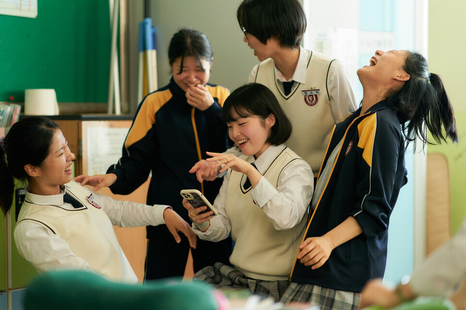 윤가은 감독은 시나리오 구성 이후 한국성폭력상담소에 메일을 보내 준비하고 있는 이 영화의 자문을 요청했다. 사진은 영화 ‘세계의 주인’ 스틸컷. ⓒ바른손이앤에이