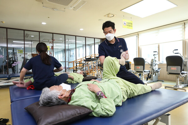 서안산노인전문병원에서 재활치료 중인 환자. ⓒ손상민 사진기자
