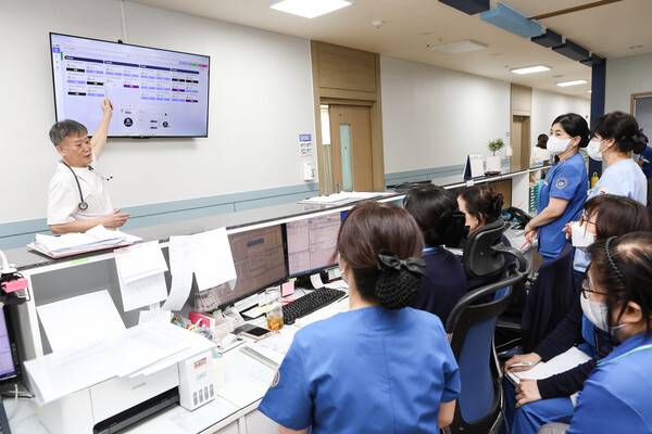 서안산노인전문병원 의료진이 스크린을 통해 인공지능(AI) 도입한 병상의 환자들을 체크하고 있다. ⓒ손상민 사진기자