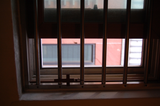  멀리서도 여러 미디어를 통해 나의 행실을 단속하는 부모님이 있고, 누군가 침입할지도 모른다는 공포는 여자들의 집 문을 이중삼중 걸어잠그게 만든다. ⓒ여성신문