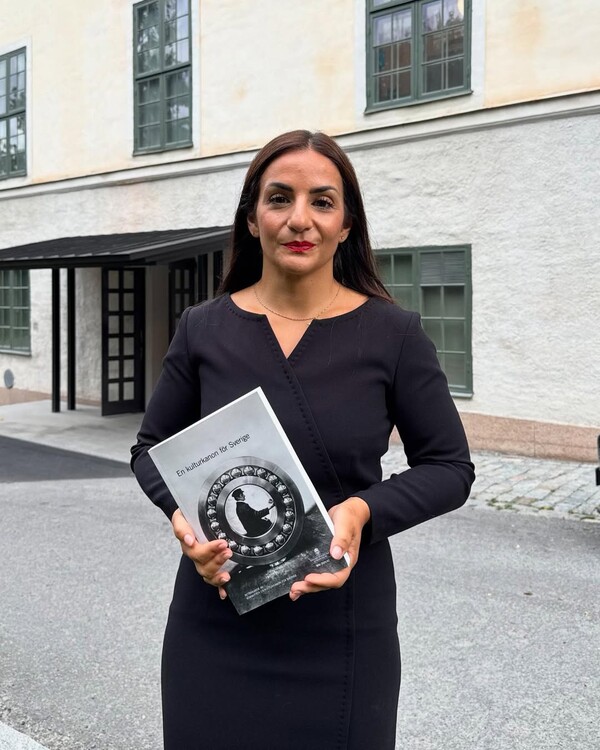 ‘스웨덴 문화정전(Kulturkanon)’을 손에 든 파리사 릴리에스트란드 문화부 장관. ⓒ파리사 릴리에스트란드 장관 인스타그램 캡쳐