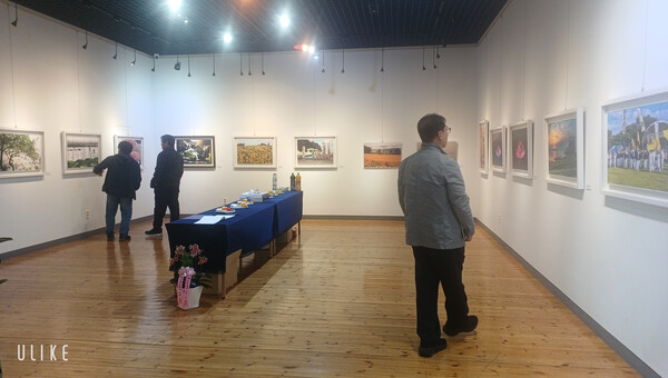 전남 광양시에서 활동하는 사진동호회 그룹 ‘광양만사진회’의 사진전이 오는 23일까지 광양역사문화관 기획전시실에서 열린다.광양 망덕포구 전어축제, 태인동 용지큰줄다리기 등 광양의 무형 유산과 광양제철소 등 광양의 평온한 풍경이 액자에 담겼다.  ⓒ김영신 기자