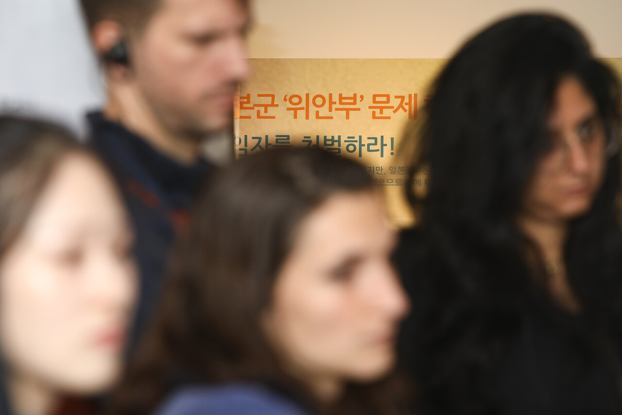5일 서울 마포구 전쟁과여성인권박물관에서 2025 힌츠페터국제보도상 수상자들과 관계자들이 박물관을 관람하고 있다. 그 뒤로 '위안부'라는 문구가 보인다. ⓒ손상민 사진기자