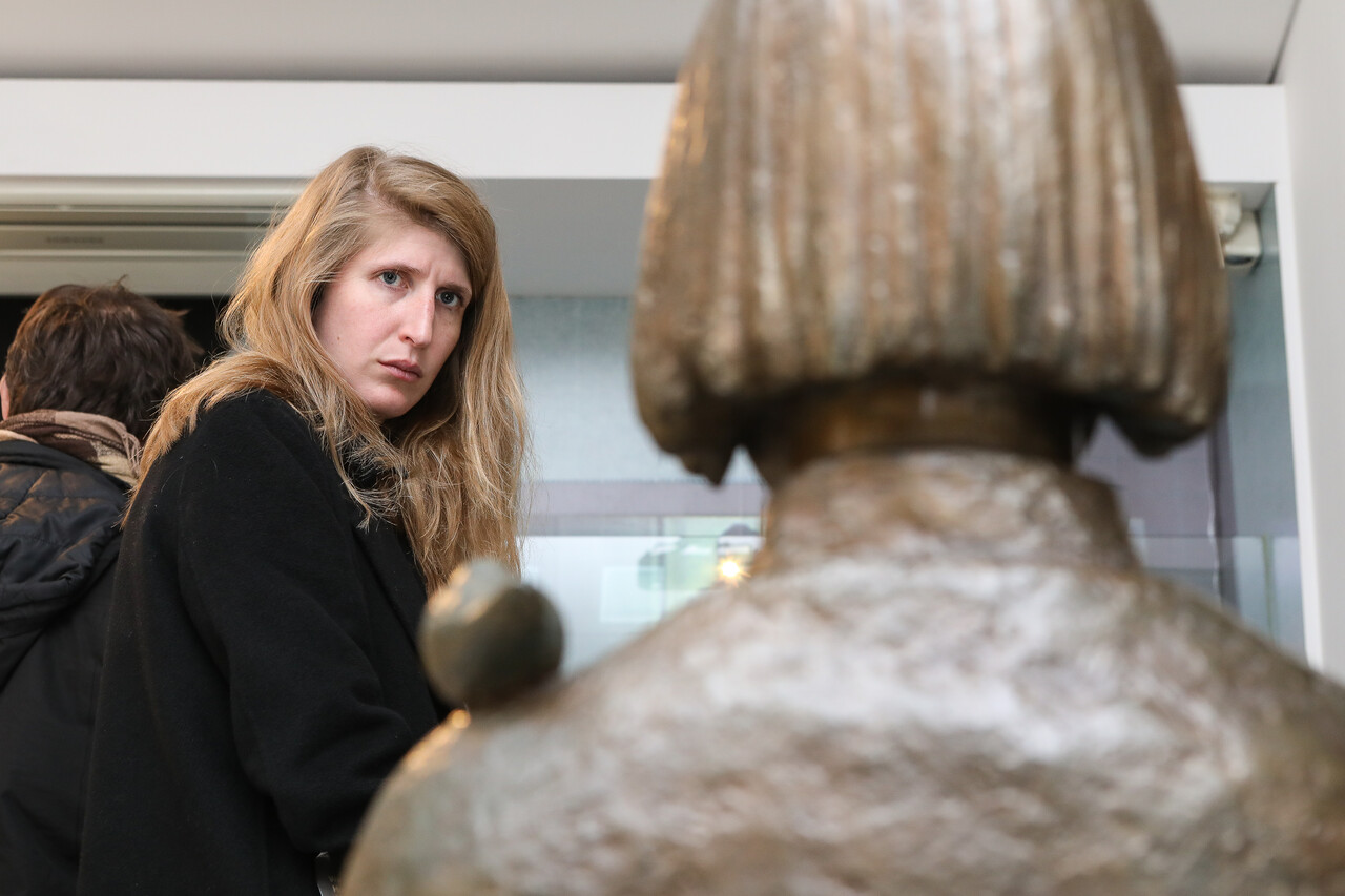 5일 서울 마포구 전쟁과여성인권박물관에서 2025 힌츠페터국제보도상 수상자인 아녜스 나밧이 소녀상을 바라보고 있다. ⓒ손상민 사진기자