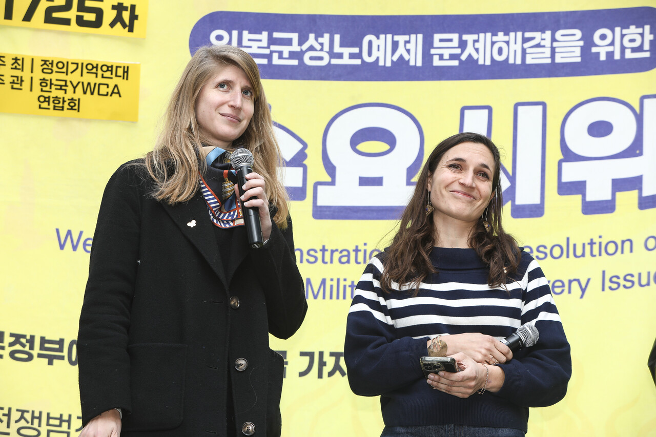 5일 서울 종로구 일본대사관 앞 평화로에서 열린 제1725차 일본군 성노예제 문제해결을 위한 수요시위에 2025 힌츠페터국제보도상 수상자 아녜스 나밧(왼쪽부터), 마리안 게티 씨가 발언하고 있다. ⓒ손상민 사진기자