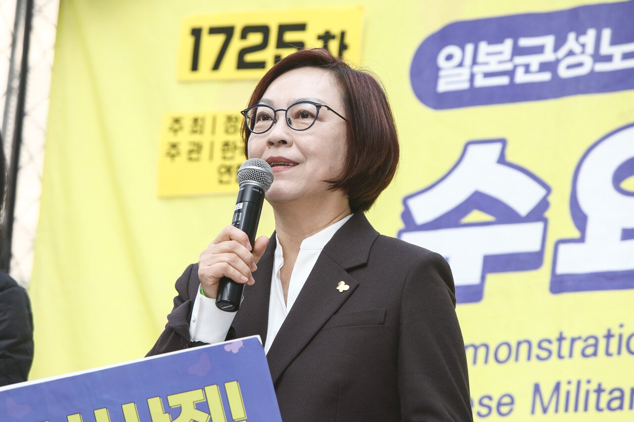 5일 서울 종로구 일본대사관 앞 평화로에서 열린 제1725차 일본군 성노예제 문제해결을 위한 수요시위에서 이나영 일본군성노에제 문제해결을 위한 정의기억연대 이사장이 발언하고 있다. ⓒ손상민 사진기자