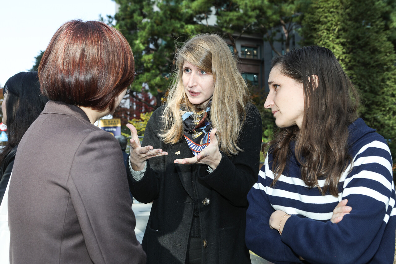 5일 서울 종로구 일본대사관 앞 평화로에서 열린 제1725차 일본군 성노예제 문제해결을 위한 수요시위에서 이나영 일본군성노에제 문제해결을 위한 정의기억연대 이사장(왼쪽)과 2025 힌츠페터국제보도상 수상자 아녜스 나밧(가운데), 마리안 게티(오른쪽)이 대화를 나누고 있다. ⓒ손상민 사진기자