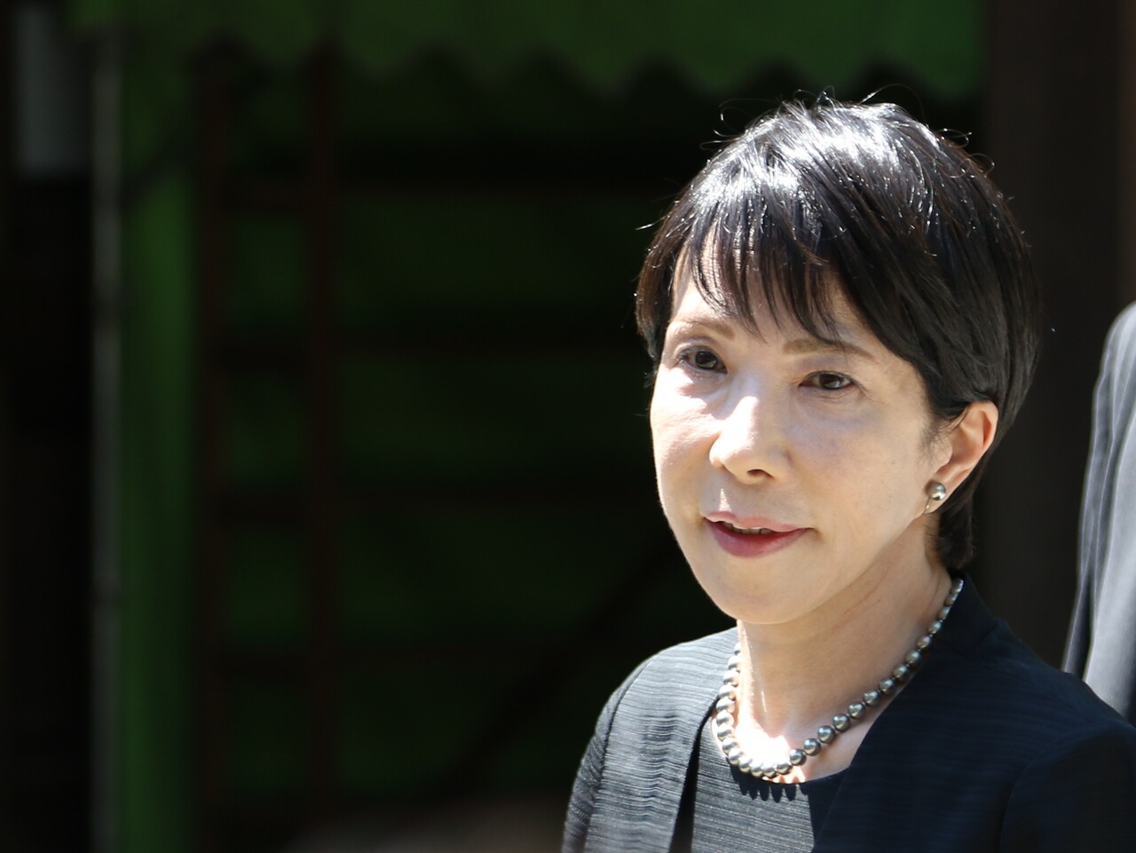 8월 15일 도쿄 야스쿠니신사를 참배한 집권 자민당 다카이치 사나에 의원이 취재진 질문에 답하고 있다. ⓒ연합뉴스