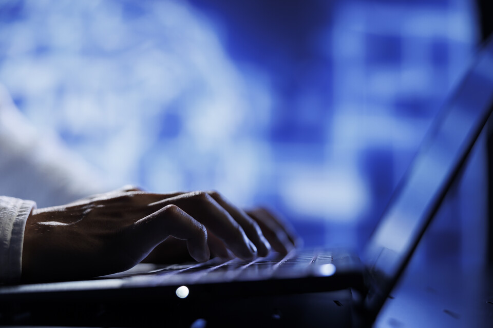 영국 정부가  목조름과 질식시키는 행위를 담은 포르노를 불법화하는 방안을 추진한다. ⓒFreepik