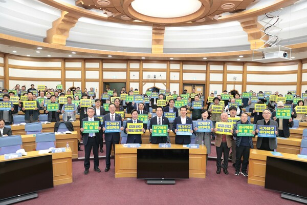 5일 국회의원회관에서‘하구복원특별법 제정 국회입법 정책토론회’가 열렸다. 토론회는 해남군과 충남 부여군·박지원·신정훈·박수현 국회의원 등과 공동주최로 개최했다.  ⓒ해남군