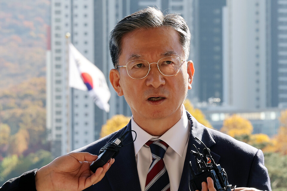 정성호 법무부 장관이 10일 오전 정부과천청사 법무부로 출근하며 검찰의 '대장동 항소 포기' 결정과 관련한 입장을 밝히고 있다.  ⓒ연합뉴스