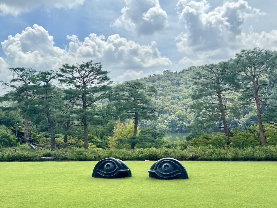 호암미술관 전시장 바깥에서도 루이즈 부르주아의 작품들을 찾아볼 수 있다. 사진은 화강암을 조각해 만든 ‘눈 모양 의자(Eye Benches)’. ⓒ이세아 기자