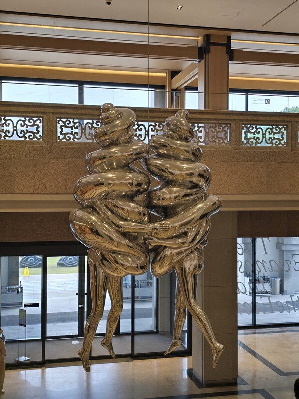 루이즈 부르주아, 커플(The Couple), 2003, 알루미늄, 365.1 x 200 x 109.9 cm, 개인 소장, 뉴욕.  ⓒ김효선 칼럼니스트