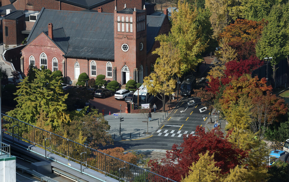 완연한 가을 날씨를 보인 5일 서울시청 서소문청사 정동전망대에서 바라본 정동길이 형형색색의 단풍으로 곱게 물들어 있다. ⓒ연합뉴스