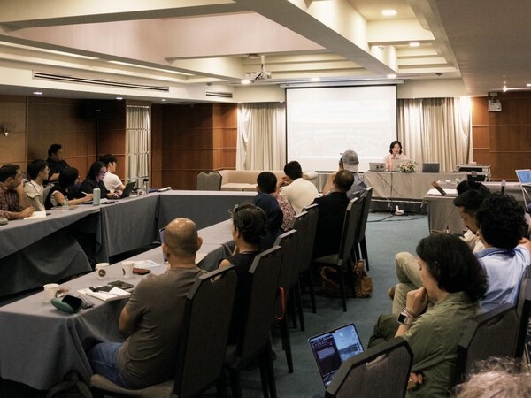 지난 11월 4일, 태국 방콕에서 열린 ‘아시아 민주주의 총회 2025(ADA)’의 ‘남성과 민주주의(Reimagining Masculinities)’ 세션에서 이한 남성과함께하는페미니즘 활동가가 발표하고 있다.ⓒ김태환 남성과함께하는페미니즘 활동가