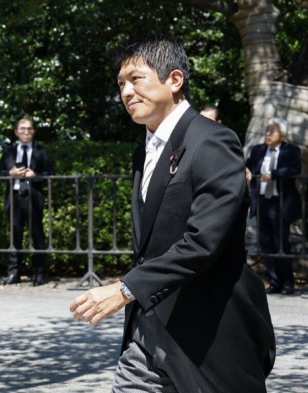 일본 극우 성향 신생 정당 참정당의 가미야 소헤이 대표가 패전일인 15일 일본 도쿄 야스쿠니신사 참배를 위해 이동하고 있다. 그는 선거기간 중 “나이가 많은 여성은 아이를 낳을 수 없다”,  재일 한국인과 조선인을 멸시하는 비속어 표현 "촌'(チョン)"을 사용해서 비판 받은 바 있다. ⓒ연합뉴스