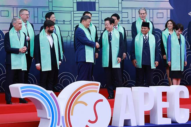 이재명 대통령이 1일 경주 화백컨벤션센터에서 열린 2025 아시아·태평양경제협력체(APEC) 정상회의 기념촬영에서 시진핑 중국 국가주석과 악수하고 있다 ⓒ연합뉴스