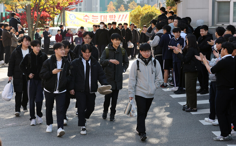 2026학년도 대학수학능력시험을 이틀 앞둔 11일 오전 경기도 수원시 팔달구 수원고등학교에서 3학년 학생들이 후배들의 응원을 받으며 교정을 나서고 있다.  ⓒ연합뉴스